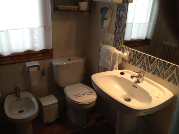 Bathroom 4, Hotel Esther, Teruel