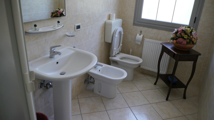 Bathroom 3, Albergo Ristorante Sterlina, Bologna