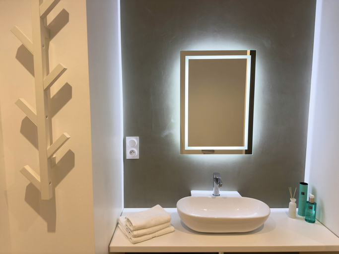 Bathroom 4, Les Suites du 13, Gard