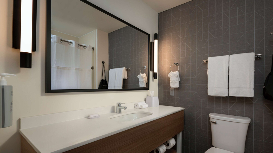 Bathroom 4, Spark by Hilton Houston Bush Intercontinental Airport, Houston
