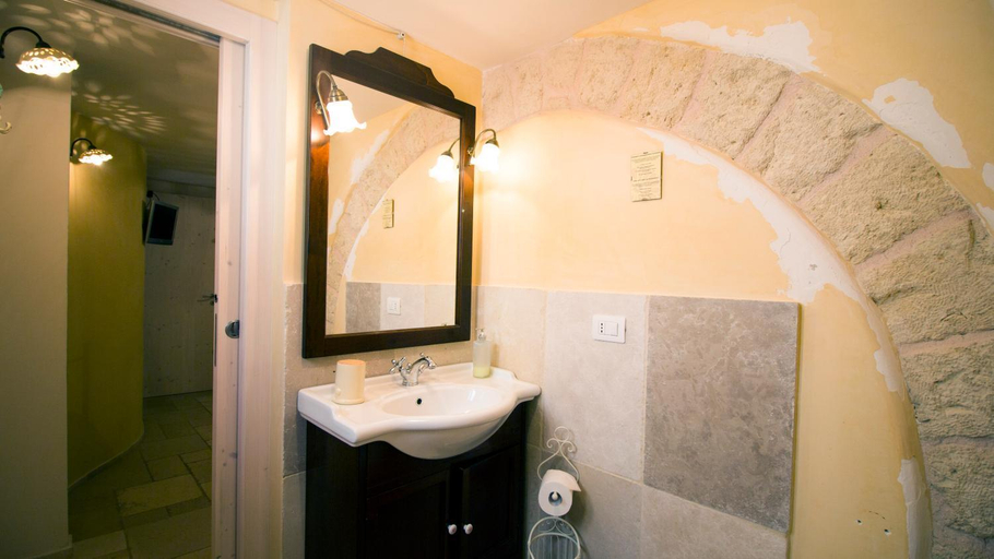 Bathroom 2, B&B Al Duomo, Bari