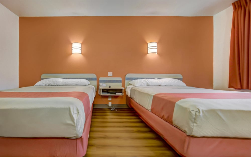 Bedroom 2, Motel6 Roseburg, OR - I-5, Douglas