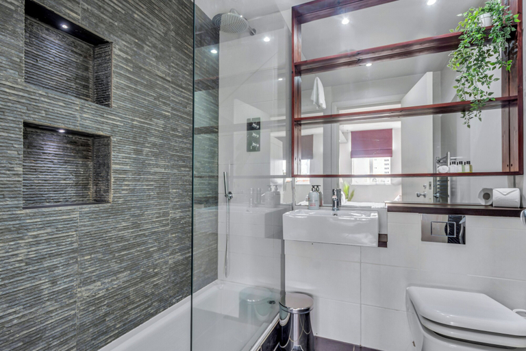 Bathroom, Three Bedroom Apartment in City Reach, London