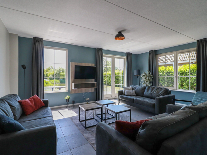 Living area 3, Villa With Jacuzzi and Sauna in Makkum, Wûnseradiel