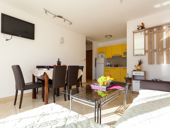 Others 5, Spacious Apartment in The Croatian Islands, Malinska-Dubašnica