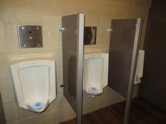 Bathroom 2, Airport Motor Inn, Division No. 11