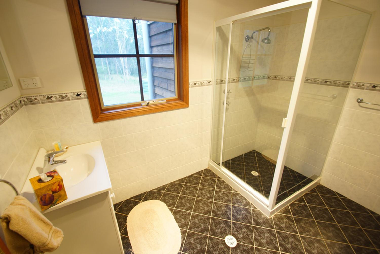 Bathroom 2, Manzanilla Ridge, Cessnock