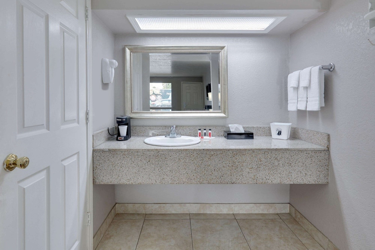 Bathroom 4, Super 8 by Wyndham Downtown / Alamo, Bexar