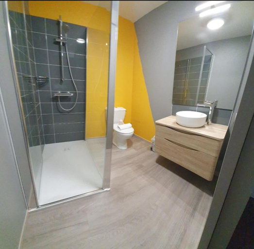 Bathroom 3, Hotel Ecu de france, Deux-Sèvres