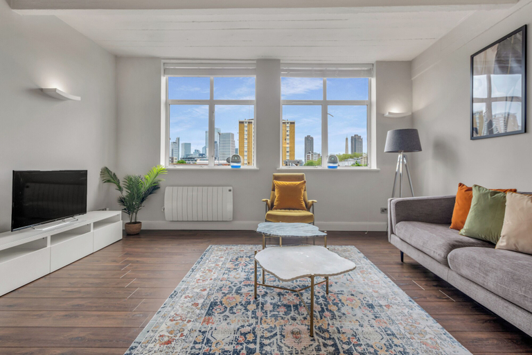 Others 5, Three Bedroom Apartment in City Reach, London