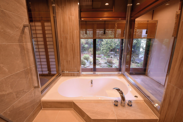 Bathroom 5, Koyasan Shukubo Yochiin, Kōya