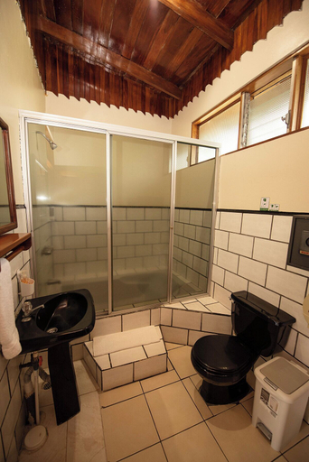 Bathroom 4, Befox Adventure, San Carlos