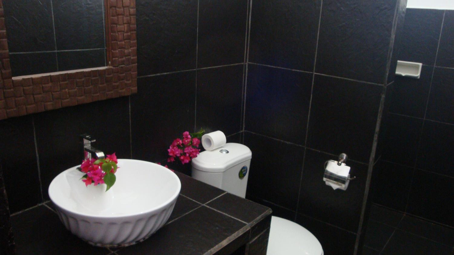 Bathroom 14