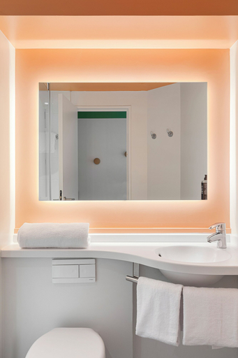 Bathroom 4, ibis Nice Aéroport Promenade des Anglais, Alpes-Maritimes