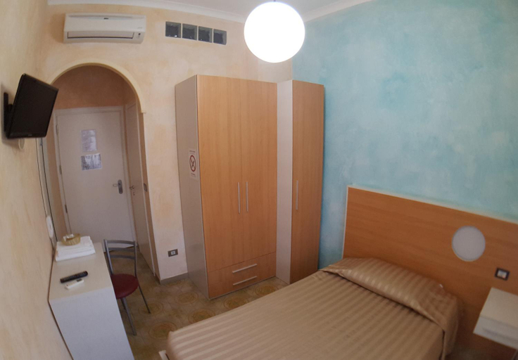 Bedroom 2, Hotel Happy, Salerno