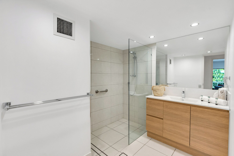 Bathroom 4, Argosy On The Beach, Cairns