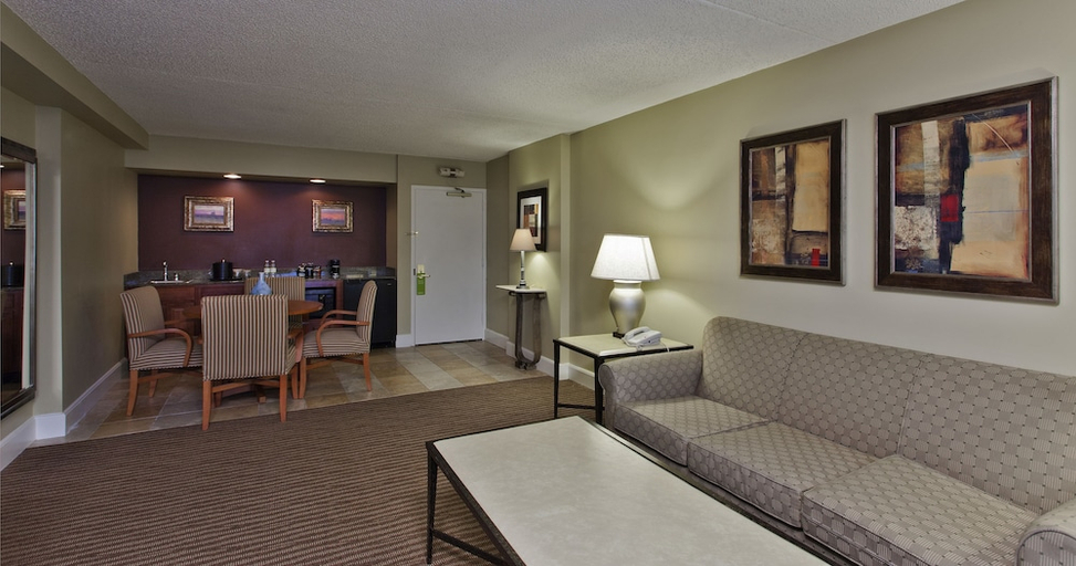 Bedroom 3, The Rockville Hotel, a Ramada by Wyndham, Montgomery