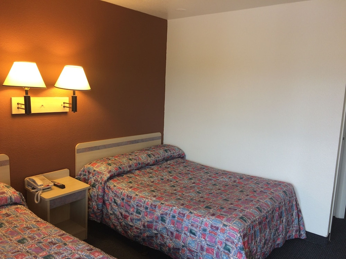 Bedroom 2, Travelodge By Wyndham Raton, Colfax