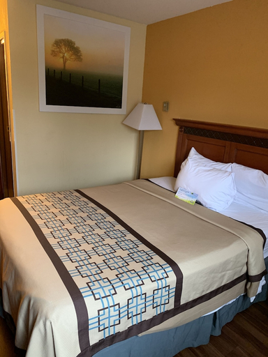 Bedroom 2, Days Inn by Wyndham Rockford, Winnebago