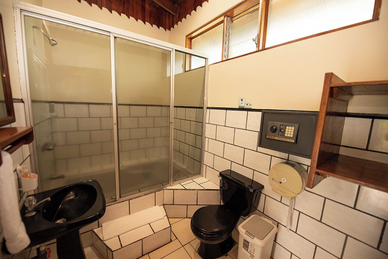Bathroom 3, Befox Adventure, San Carlos