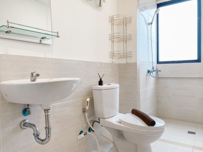Bathroom 5, Good Place and Elegant 3BR Meikarta Apartment By Travelio, Cikarang