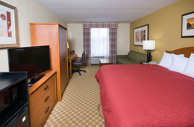 Bedroom 2, Quality Inn and Suites Saginaw, MI, Saginaw