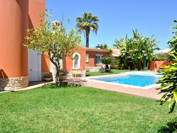Sport & Beauty, Villa in Quiet Area with Private Pool near Golf Courses & Marina, Loulé