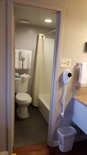 Bathroom 2, Santa Fe Inn Pueblo, Pueblo