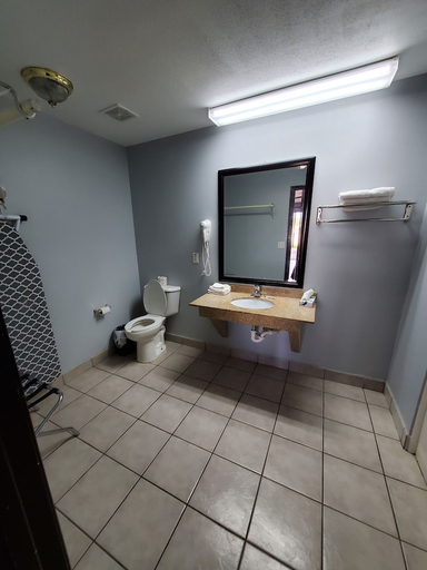 Bathroom 4, Deluxe Inn & Suites, Willacy