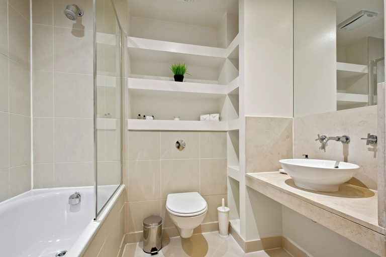 Bathroom, 1 Bed South Quay Apartments Canary Wharf, London