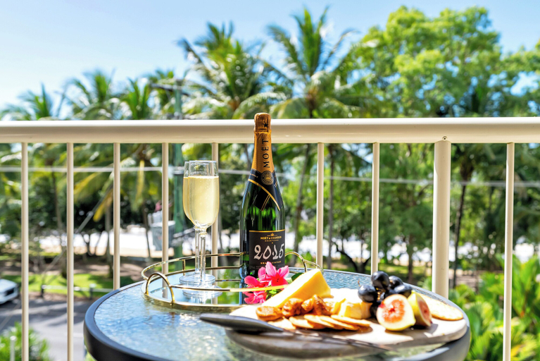 Food & Drinks, Argosy On The Beach, Cairns
