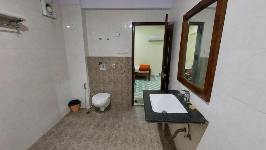 Bathroom 4, Rani Mahal Hotel, Jaipur