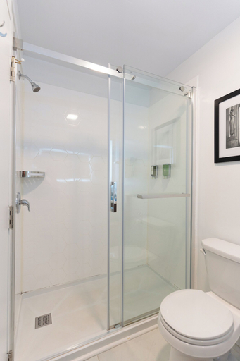 Bathroom 5, Glengarry Extended Stays, Colchester
