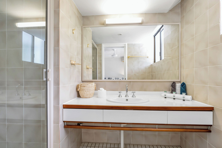 Bathroom 4, Argosy On The Beach, Cairns