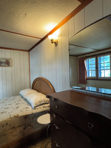 Room 4, Alton Lodges, Lake Hurron