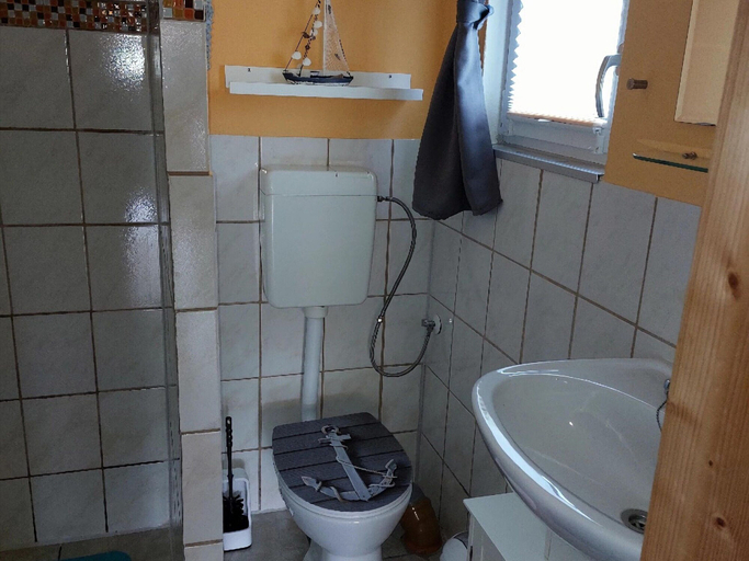 Bathroom 4, Bungalow in Klein Strtsmkendorf, Rostock
