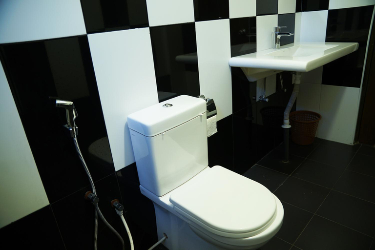 Bathroom 5, Kandy Moon Hills Hotel, K.F.G. & G. Korale