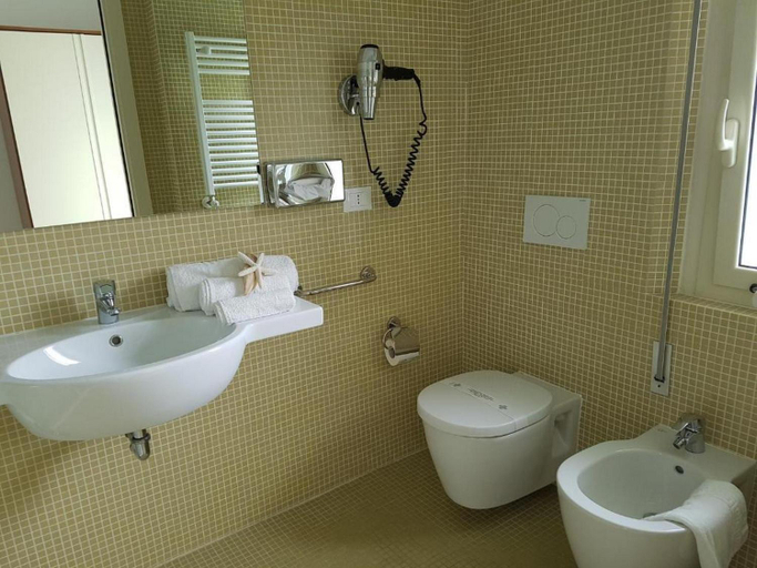 Bathroom 5, Hotel Sorriso, Ravenna