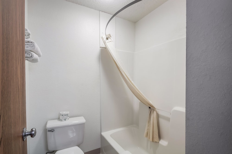 Bathroom 2, Motel6 Saukville, WI, Ozaukee