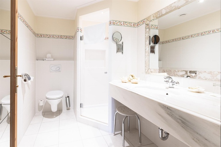 Bathroom 4, Kurhaus Dr. Petershofer, Vöcklabruck
