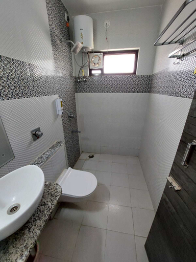 Bathroom 3, Hotel Royals, Ranchi