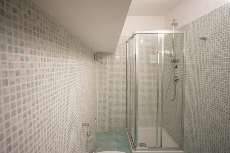 Bathroom 3, MIlly House, Messina
