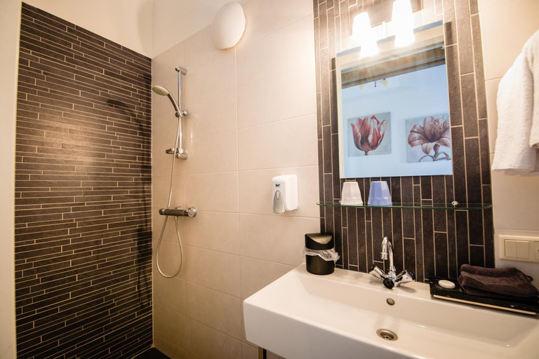 Bathroom 3, Hotel de Reiziger, Gennep