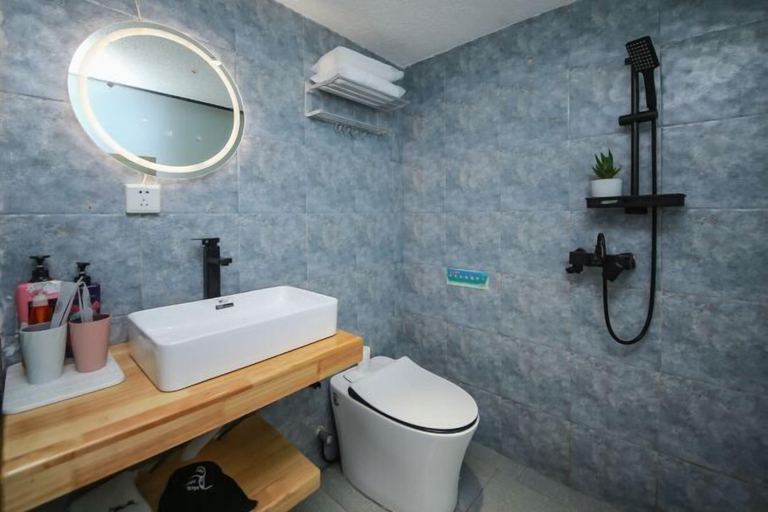 Bathroom 3, Erduobian Inn, Dali Bai