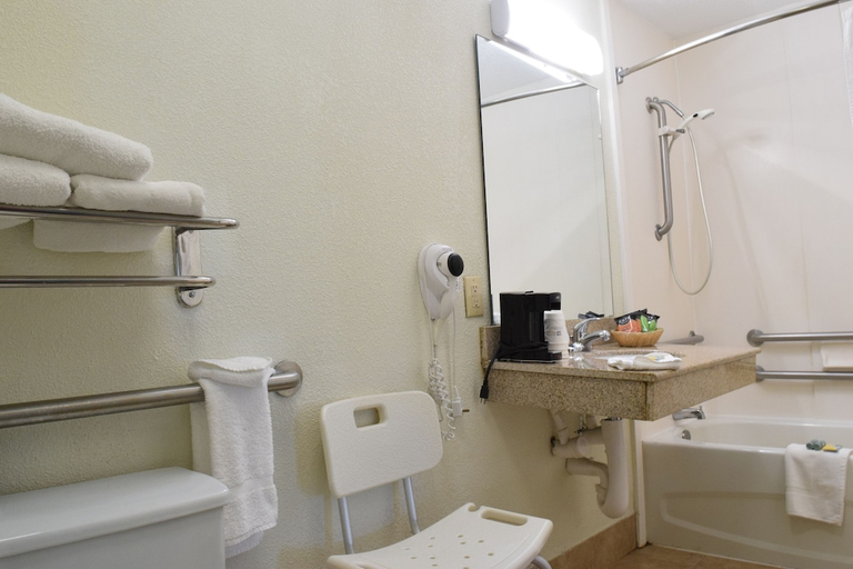 Bathroom 2, Ramada by Wyndham Savannah Gateway, Chatham