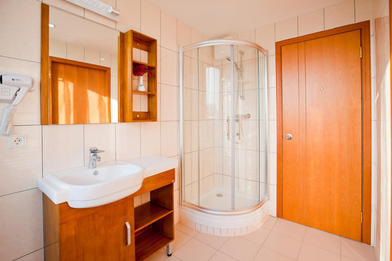Bathroom 3, Phoenix7, Mödling