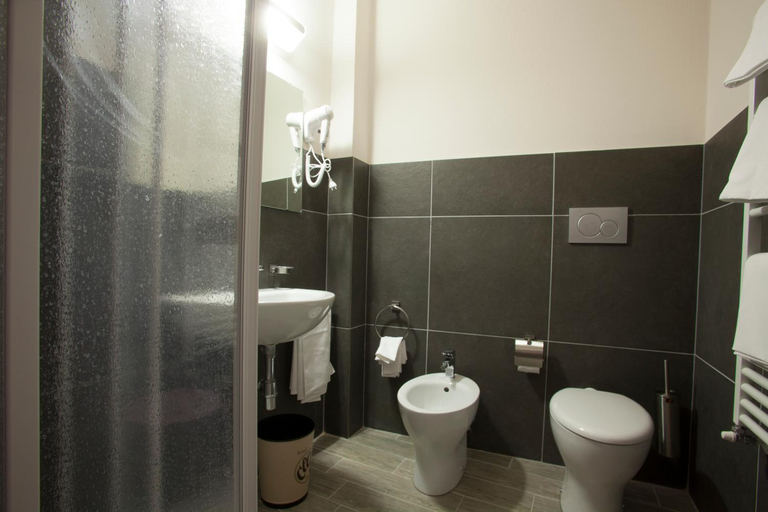 Bathroom 4, Hotel Cecco, Arezzo