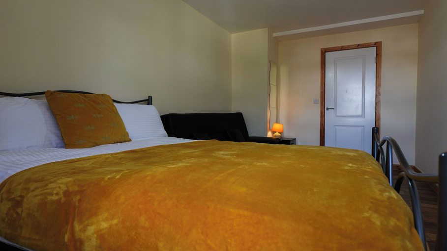 Bedroom 2, LuxeLiving Apartment, Manchester