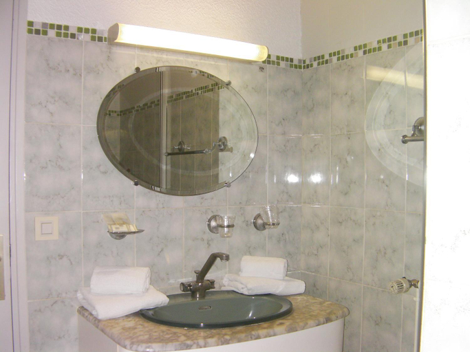 Bathroom 2, Hotel-Restaurant Le Rouffillac, Dordogne