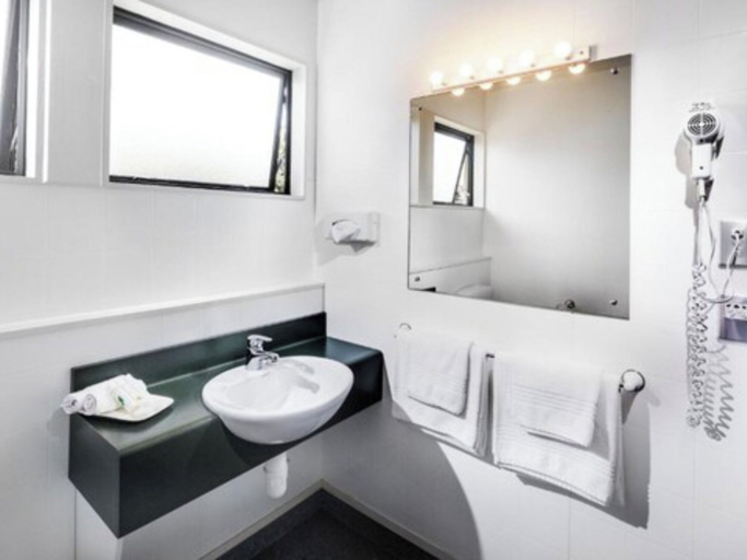 Bathroom 5, Fairley Motor Lodge, Napier